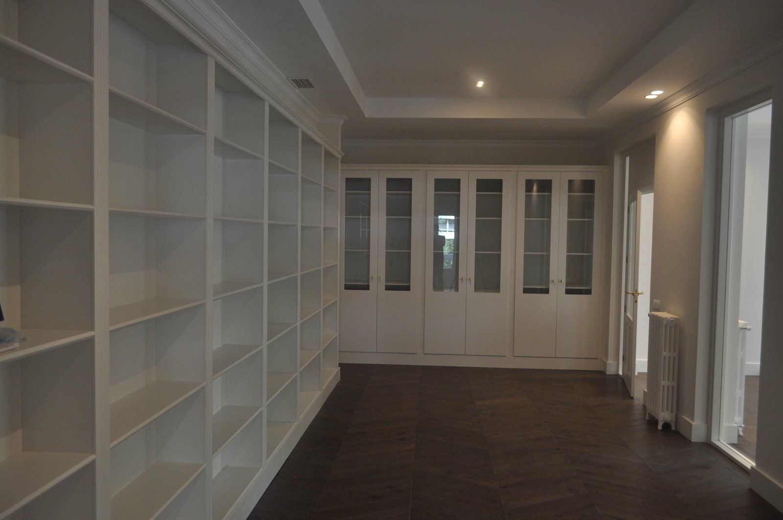 Biblioteca con librería a medida en un piso clásico
