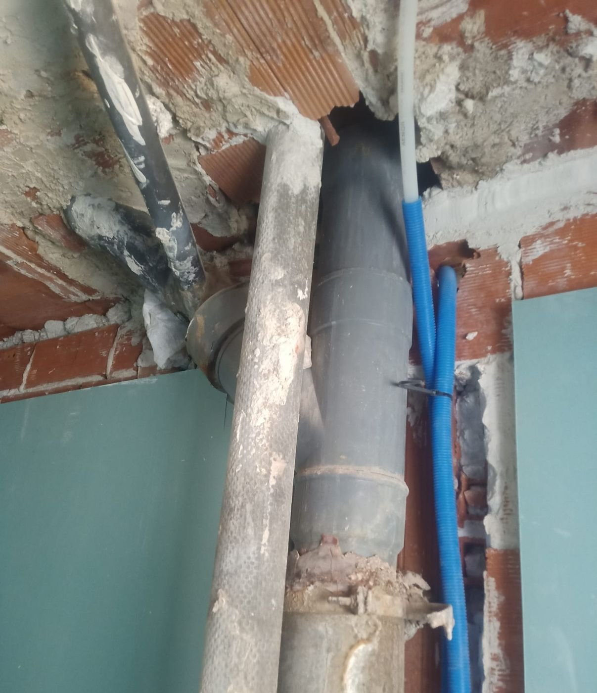 Bajante antigua descubierta tras la demolición