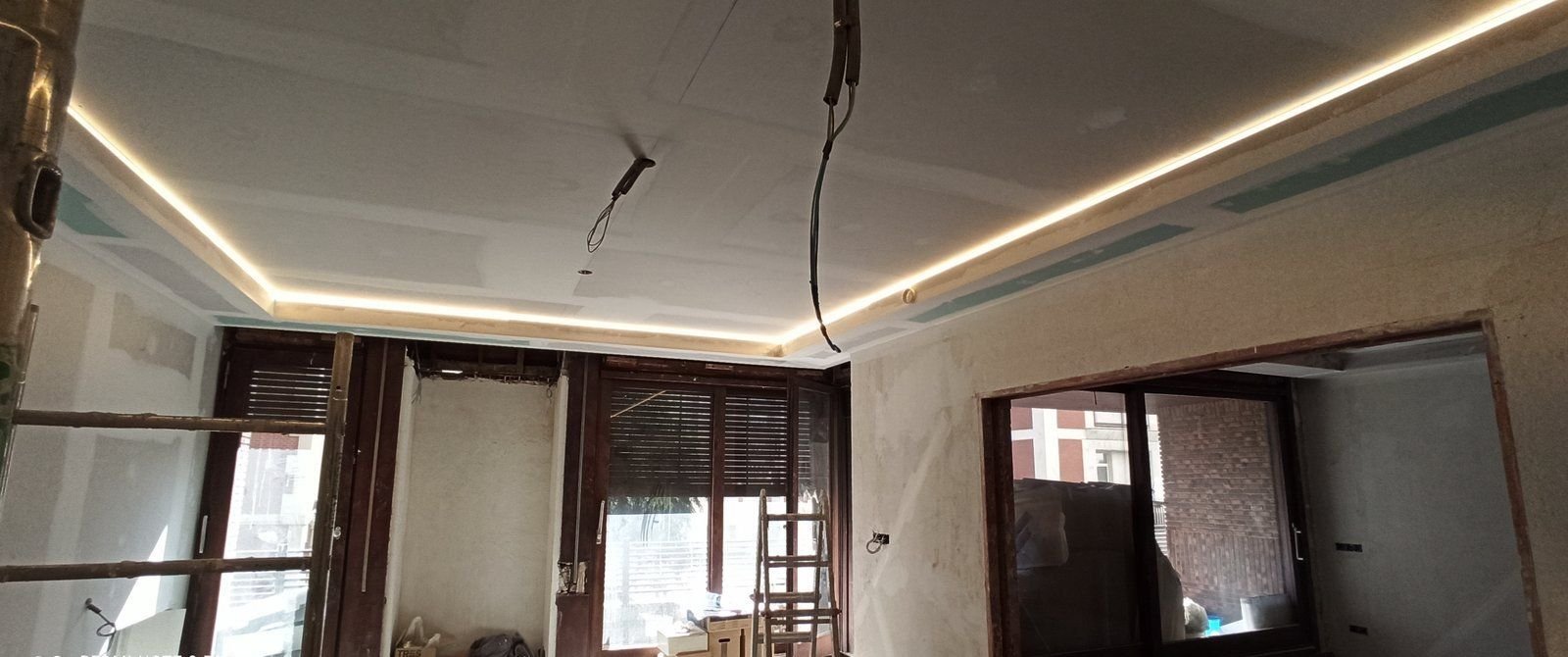 Salón con techos nuevos durante la obra