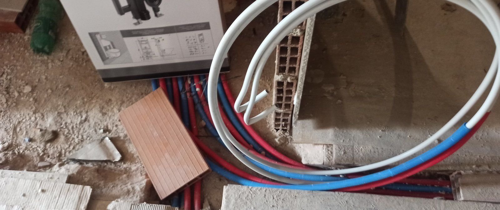 Instalaciones de fontanería en el suelo durante la obra